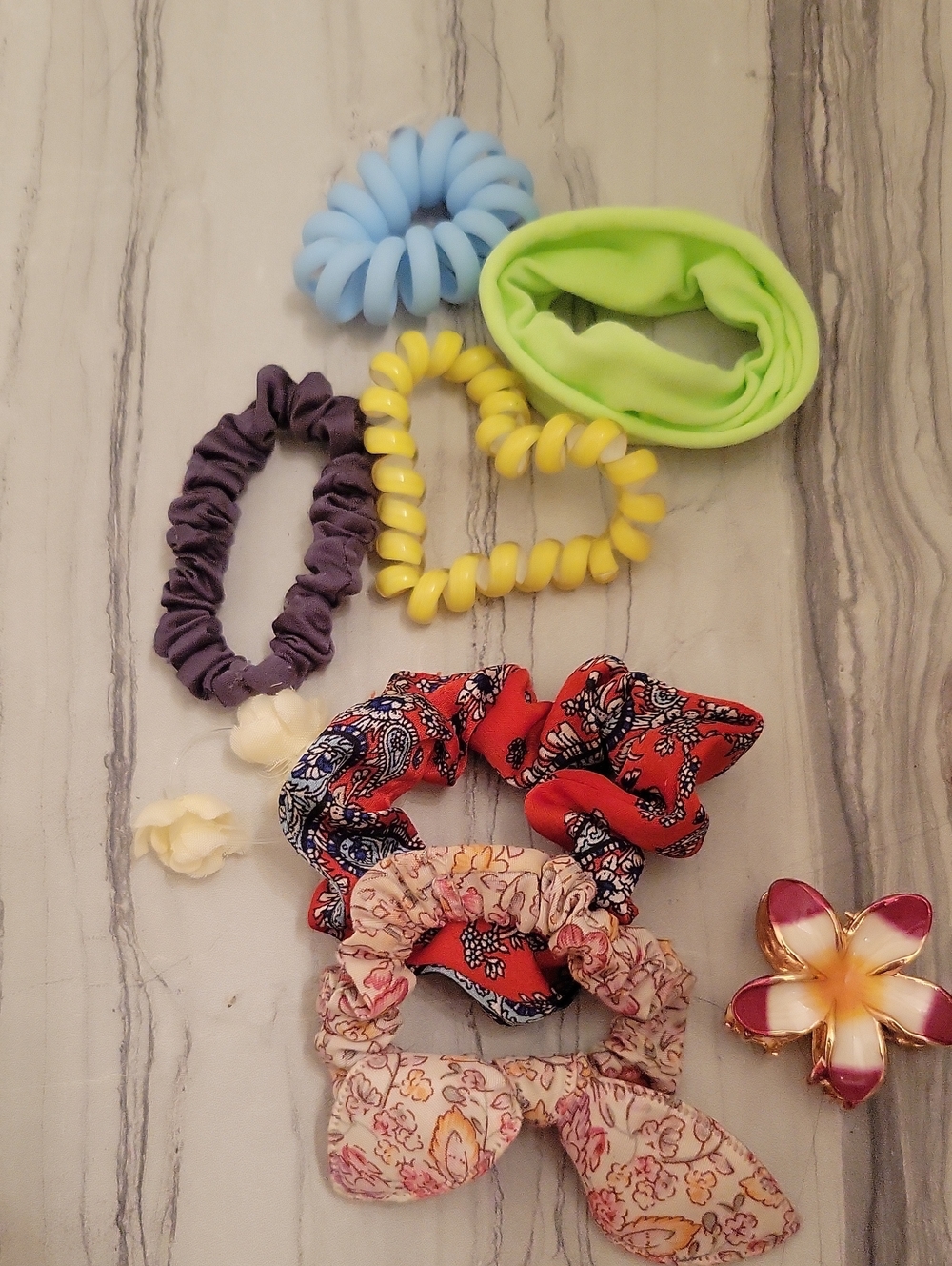 Amazon Floral Claw Clips & Assorted Color Scrunchie Set - Picture 4 of 5